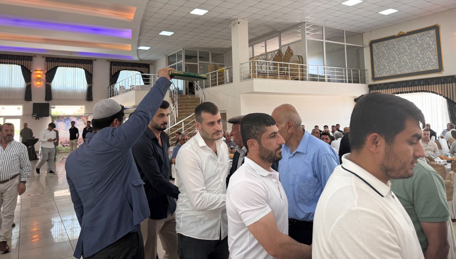 Mardin'in merkez Artuklu ilçesinde ortalarında hasımlık bulunan iki aile barıştırıldı.