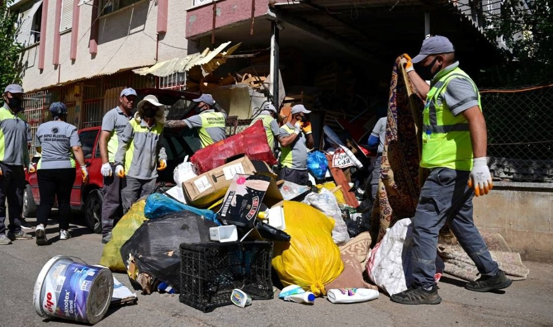 Antalya'da atık biriktirildiği belirlenen 6 katlı bir binadan yaklaşık 20