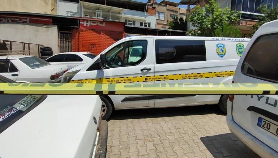 İzmir'in Tire ilçesinde yaşlı bir adam, tartıştığı eşini silahla vurarak