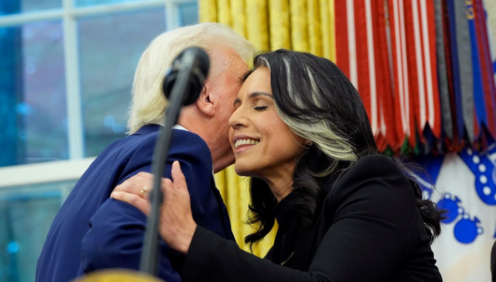 ABD Başkanı Trump'la, istihbarat şefi Gabbard ortasında İran'a karşı savaşa