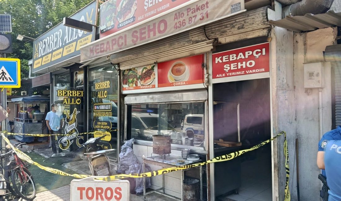 Adana'da kebapçıda çalışan annesini boğazından ve bedeninin çeşitli yerlerinden bıçaklayarak