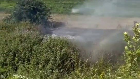 Sakarya’nın Akyazı ilçesinde otluk alanda çıkan yangın nedeniyle oluşan duman,