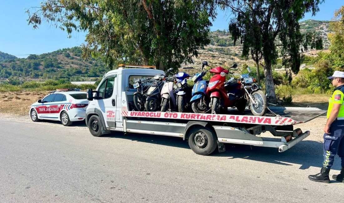 Alanya'da Jandarma grupları motosiklet kontrolü yaptı.