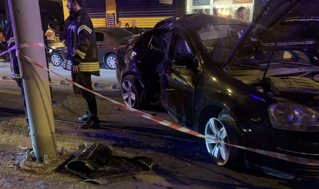 Kocaeli'de şoförünün alkollü olduğu belirlenen araba, tramvay yoluna çıkarak elektrik