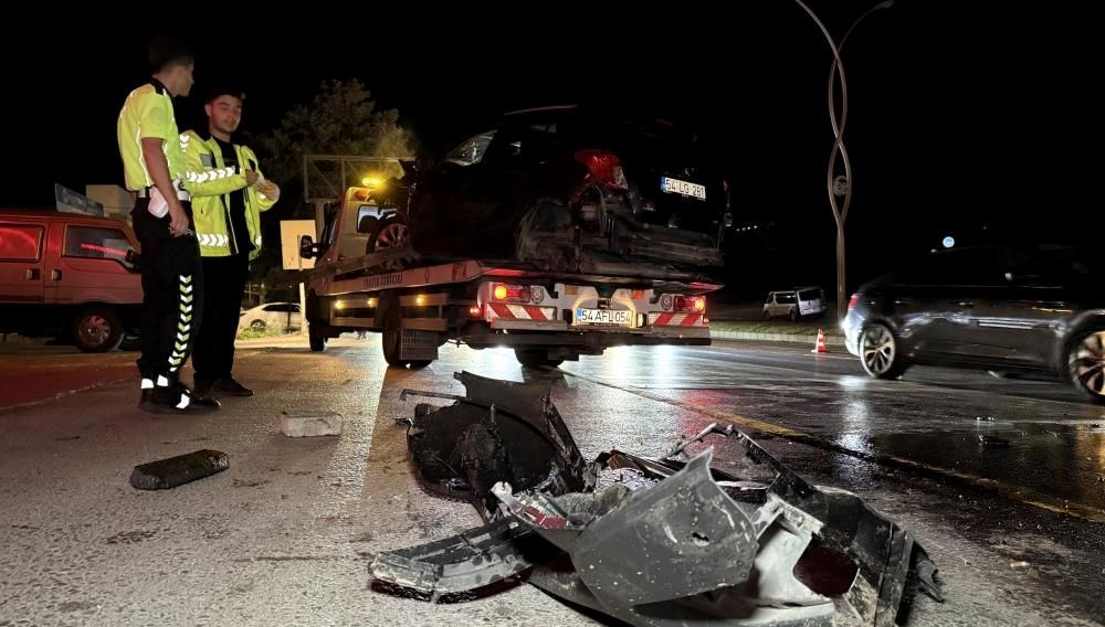 Sakarya'da alkollü şoförün kullandığı araç, denetimden çıkıp refüjü aşarak karşı