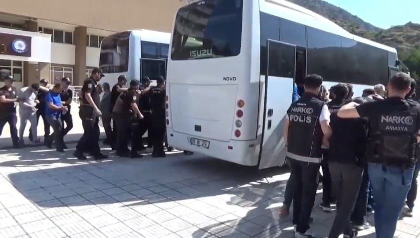 Amasya'da uyuşturucu satıcılarına yönelik düzenlenen eş vakitli operasyonda gözaltına alınan