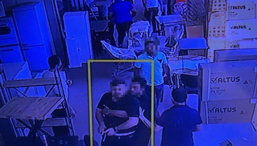 Şanlıurfa'da kuzenler ortasındaki alacak problemi nedeniyle silahlı hengame çıktı. Olayda