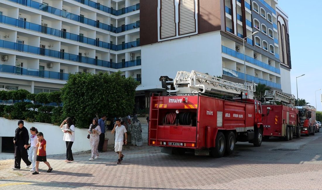 Antalya'nın Alanya ilçesinde 5 yıldızlı otelde sabah saatlerinde çıkan yangın,