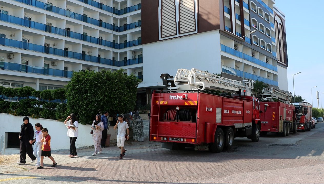 Antalya'nın Alanya ilçesinde 5 yıldızlı otelde sabah saatlerinde çıkan yangın,