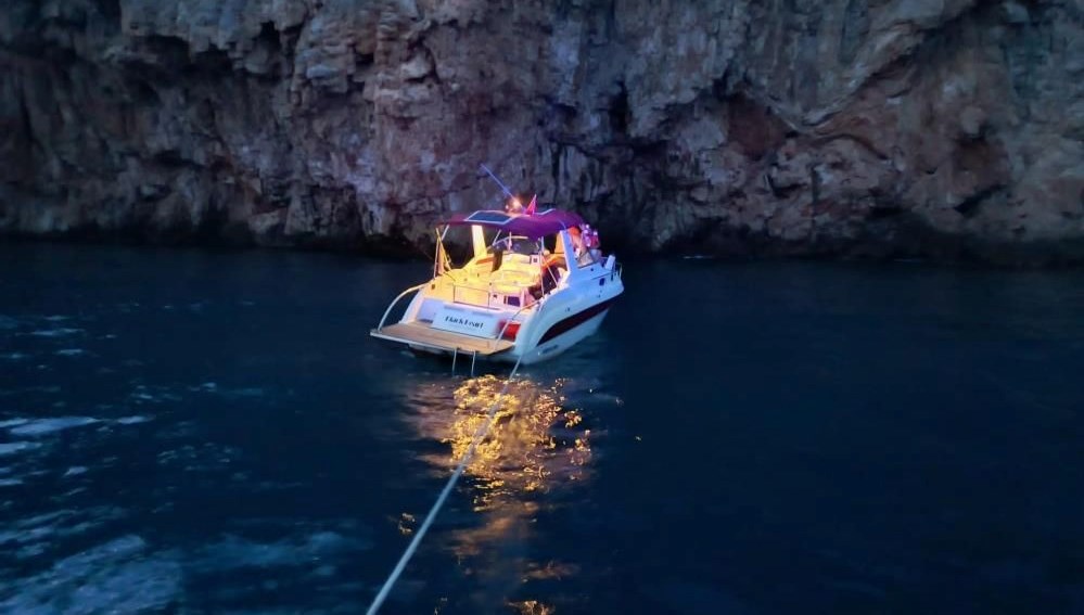 Antalya'da motor arızası nedeniyle falezlere sürüklenen tekne Kıyı Güvenlik Komutanlığı