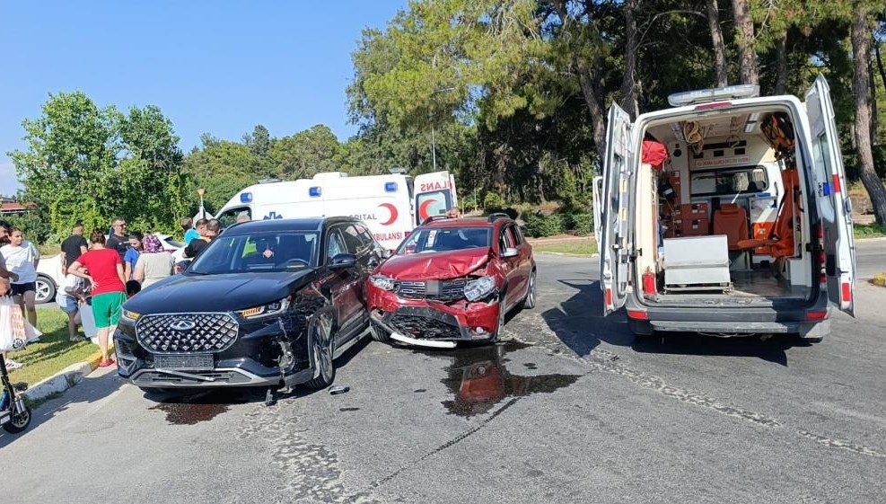 Antalya'nın Manavgat ilçesinde iki aracın çarpıştığı kazada yedi kişi yaralandı.