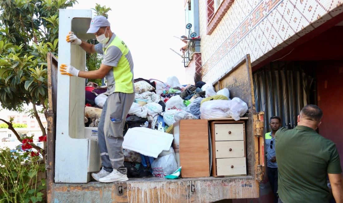 Antalya'nın Kepez ilçesinde temizlenen iki konuttan 8 kamyon çöp çıktı.