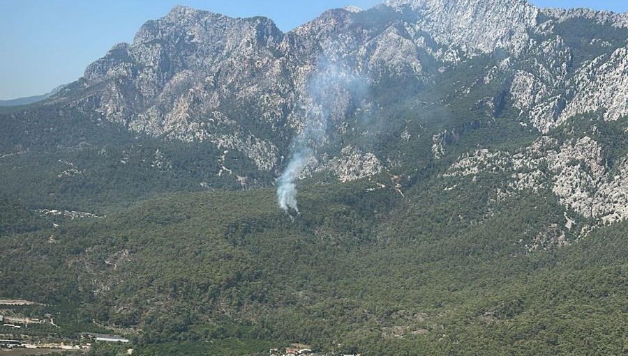 Antalya'nın Kemer ilçesinde çıkan orman yangınına havadan ve karadan müdahale