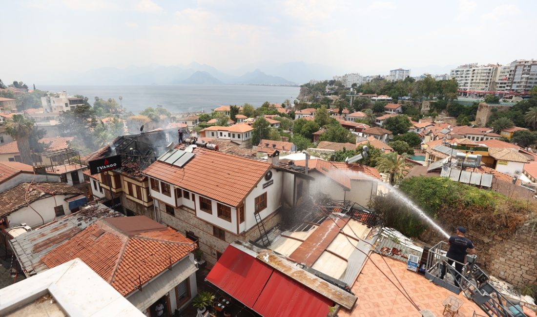 Muratpaşa ilçesinde tarihi Kaleiçi'nde bir otelde çıkan yangın, büyüyerek yandaki