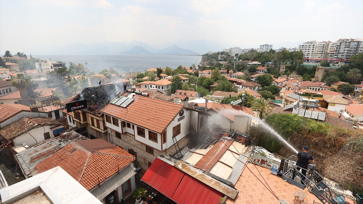 Muratpaşa ilçesinde tarihi Kaleiçi'nde bir otelde çıkan yangın, büyüyerek yandaki