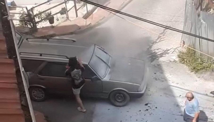 İstanbul Beyoğlu'nda aracının motor kısmı alev alan şoför, duruma sonlanıp