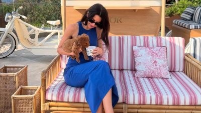 Aşkta aradığını bulamayan ünlü oyuncu Nesrin Cavadzade, soluğu köpeğiyle tatilde