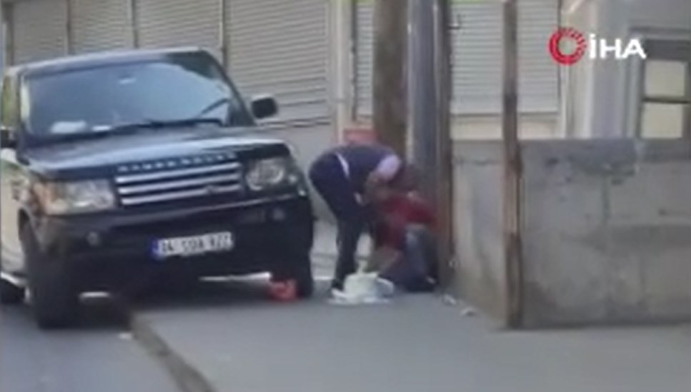 Arnavutköy'de bir bayan sokak ortasında yanındaki kişi tarafından dövüldü. Etraftaki vatandaşların