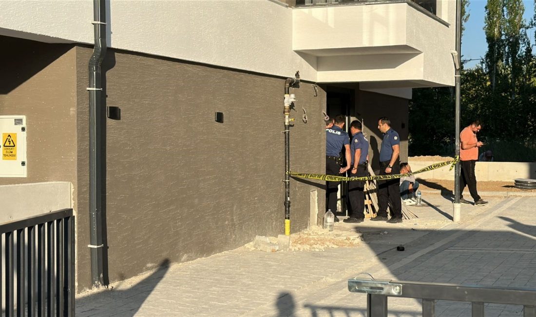 Kütahya'da malzeme taşıdıkları binanın asansör boşluğundan düşen emekçi hayatını yitirdi.