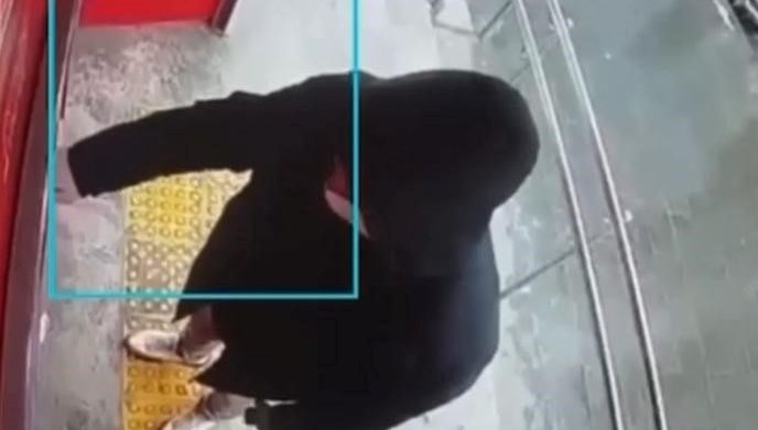 Diyarbakır'da ATM önlerinde yardım etme mazeretiyle vatandaşları dolandıran iki kuşkulu,
