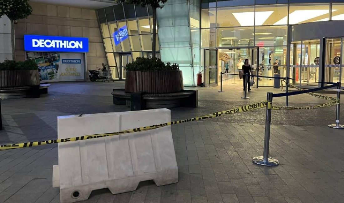 İstanbul Başakşehir'de alışveriş merkezinin önünde kimliği bilinmeyen bir şahsın silahlı