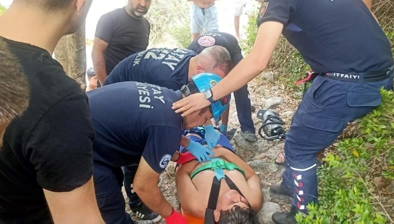 Hatay'da serinlemek için Deliçay'a giren bir kişi, ayağını kayalıklara sıkıştırdı.