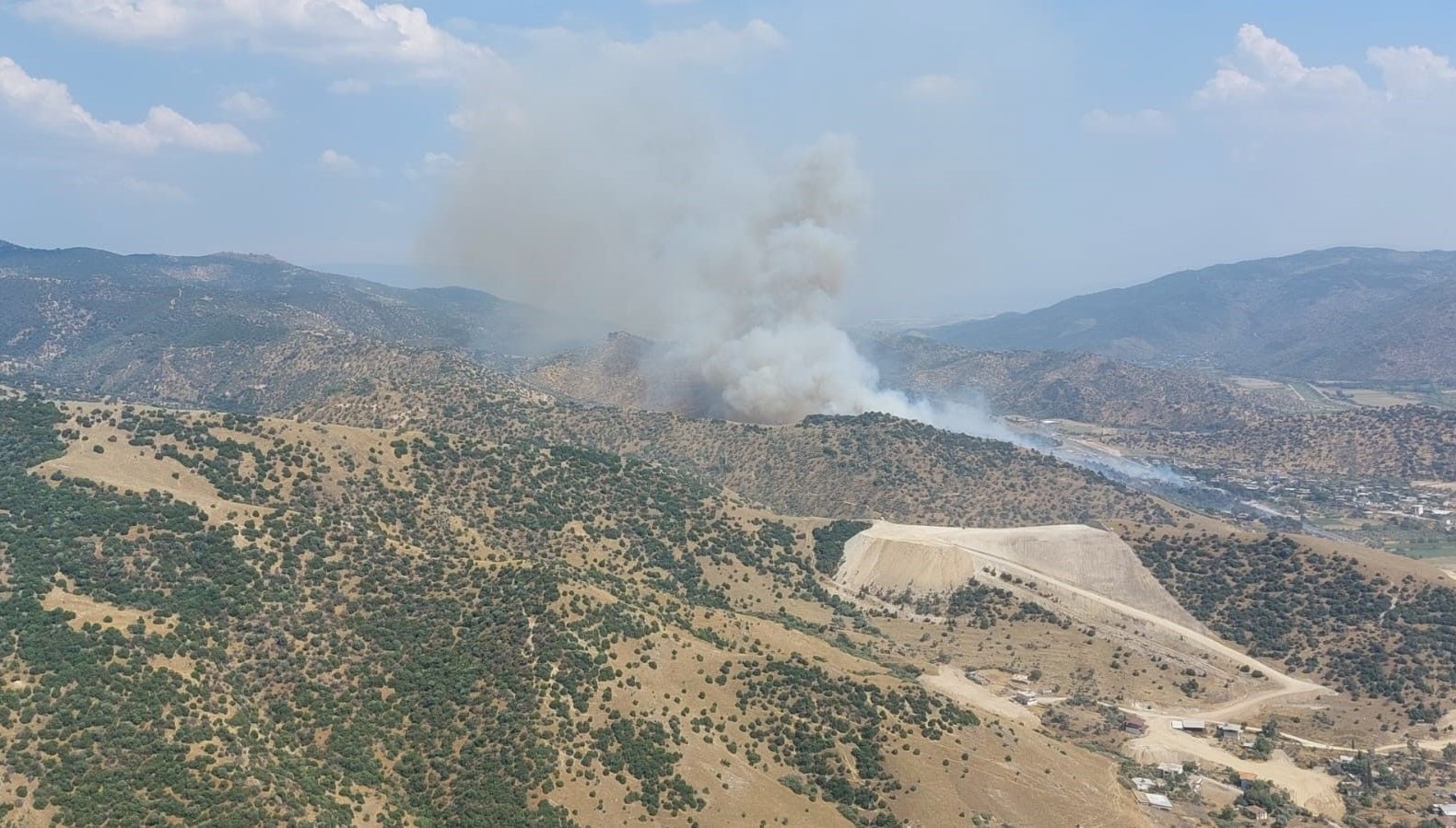 Aydın'ın Efeler ilçesinde orman yangını çıktı. Alevlerin süratle yaklaştığı bir