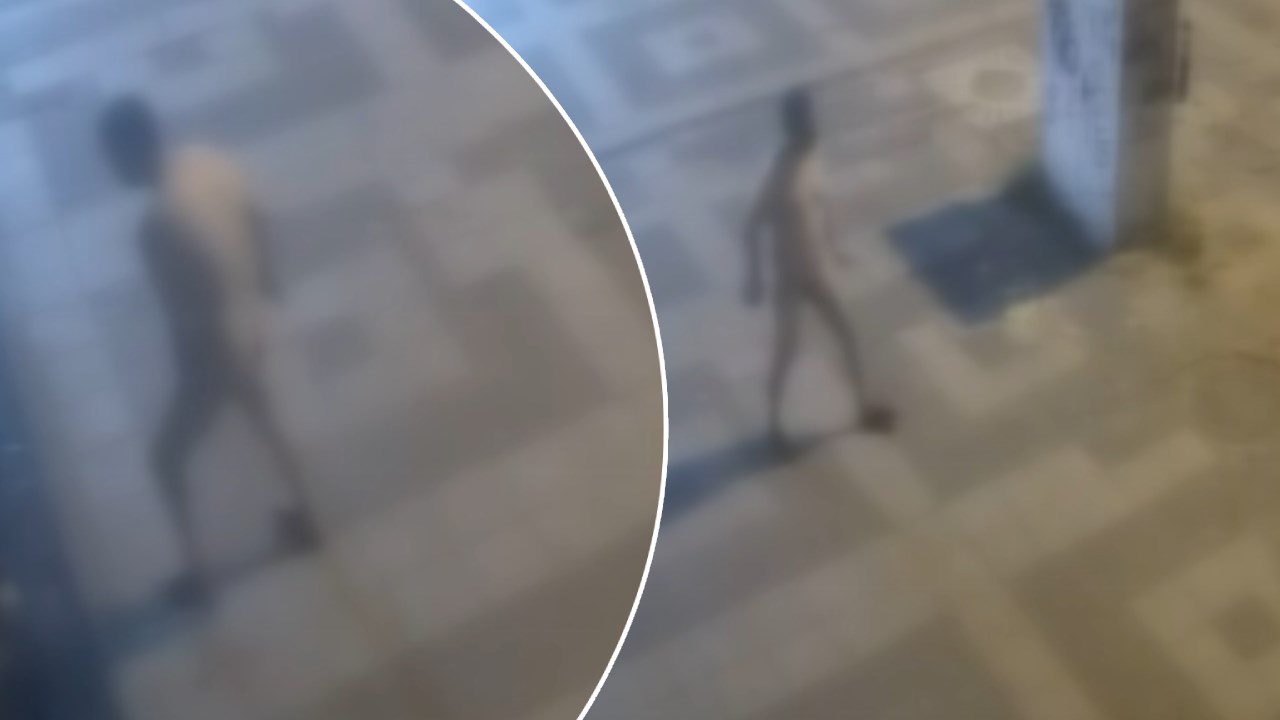 İstanbul Bakırköy'de bir kişi cadde üzerinde iş yeri ve bankaların