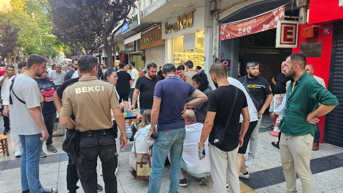 Bandırma ilçesinde 2 kişi ortasında yaşanan tartışma bıçaklı hengameye dönüştü.