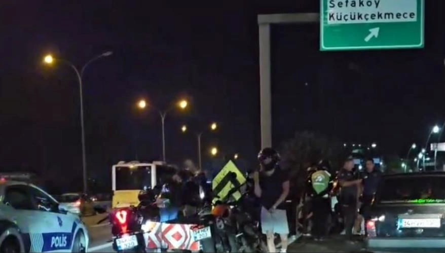 Bahçelievler'de bir motosikletle araba ile çarpıştı. Kaza sonrası motosiklet şoförü
