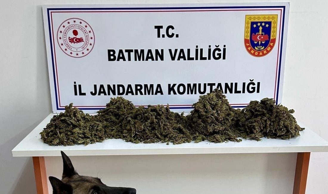 Batman'da bir araçta 4 kilogram kubar esrar ele geçirildi. Olayla