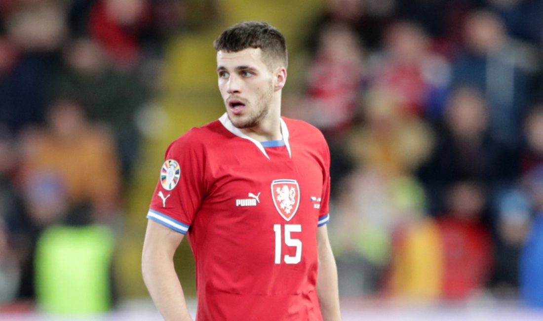 Siyah beyazlı kulüp, yeni dönem için birinci transferini sol bek