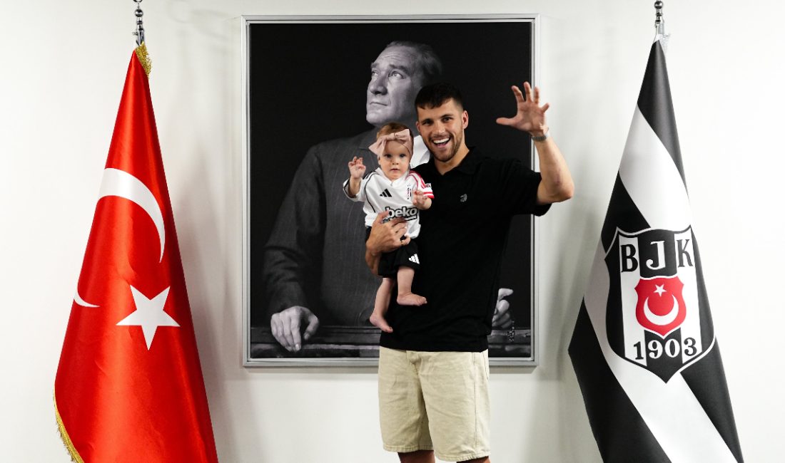 Babasının söylediği şeyleri anında onaylayan minik bir Beşiktaş taraftarının görüntüsü