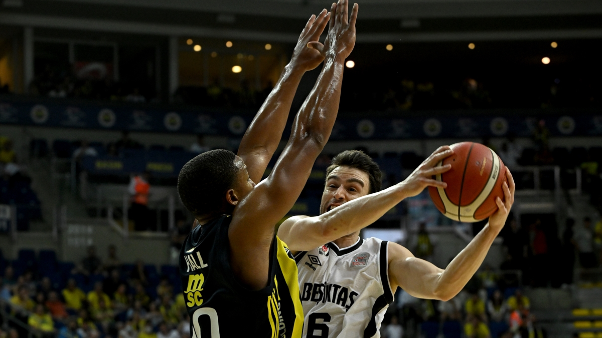 Beşiktaş Yöneticisi Özkan Arseven, Fenerbahçe Basketbol Şube Sorumlusu Sertaç Komsuoğlu'nu