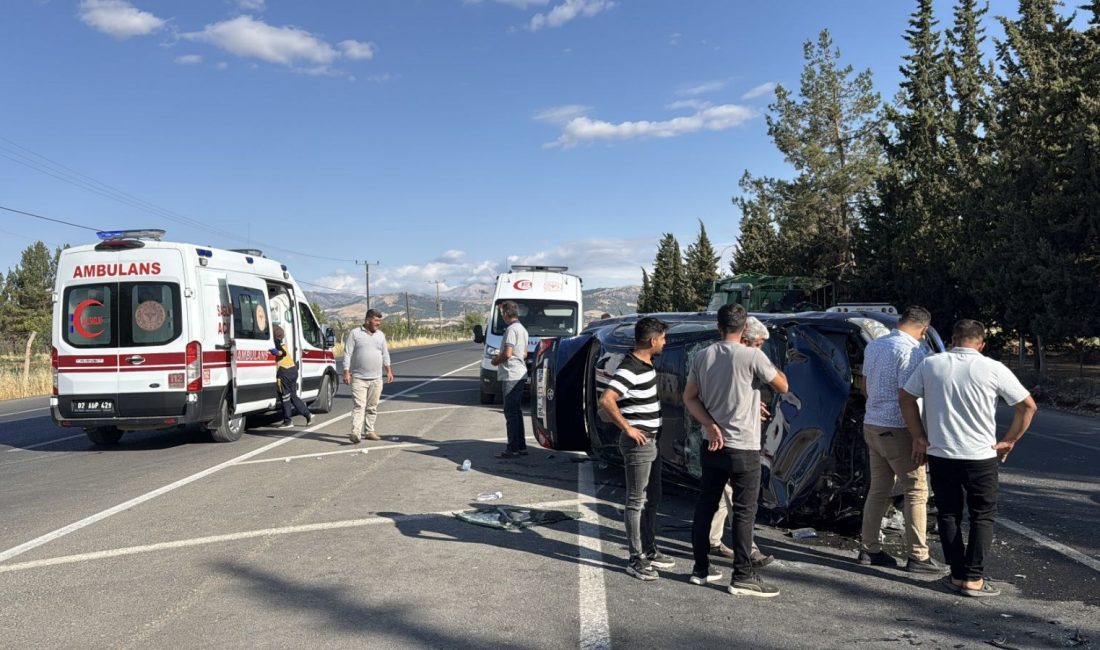 Adıyaman'da biçerdöverle bir araba çarpıştı. Kazada altı kişi yaralandı.