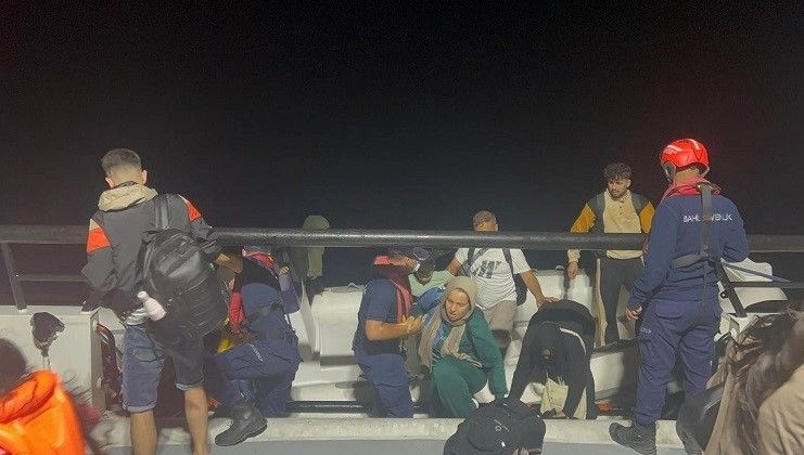 Bodrum açıklarında durdurulan lastik botta 18 sistemsiz göçmen ile sekiz