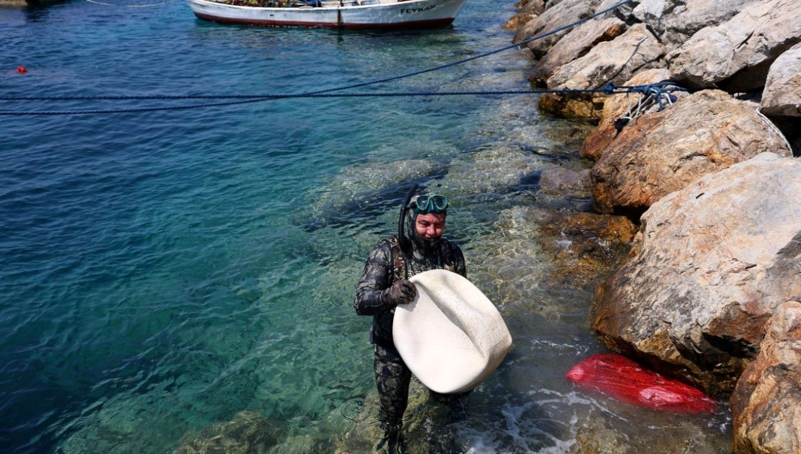 Muğla'nın Bodrum ilçesinde düzenlenen aktiflikte dalgıçlar, deniz tabanındaki atıkları çıkardı.