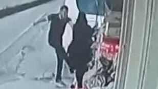 İstanbul Arnavutköy'de bir bayan, boşanma kademesinde olduğu eşi tarafından sokak