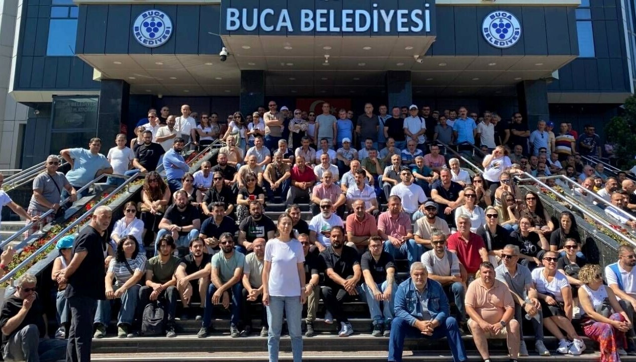 Buca Belediyesi'nde alacakları nedeniyle iş bırakan personellerin grevi 6'ncı gününde
