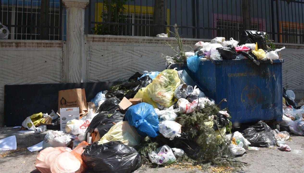 İzmir'in Buca ilçesinde DİSK'e bağlı Genel-İş Sendikası üyesi kimi çalışanların