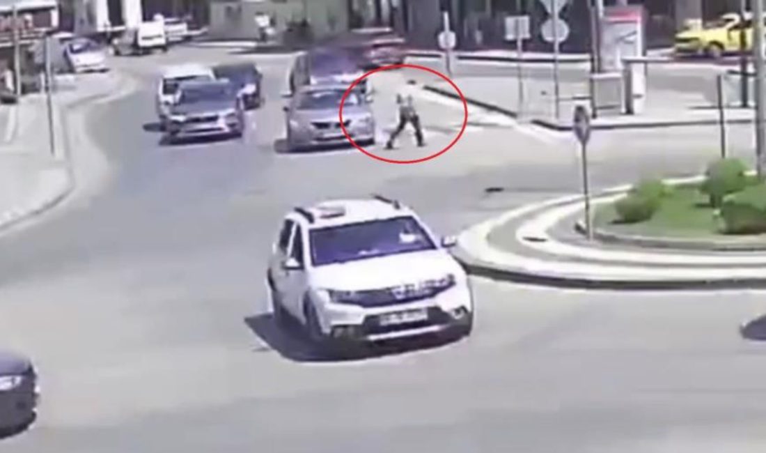 Bursa’da birdenbire yola çıkan bir yayaya araba çarptı. Güvenlik kamerasına