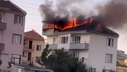 Bursa'da 3 katlı apartmanın çatısında yangında 1 kişi dumandan etkilendi.
