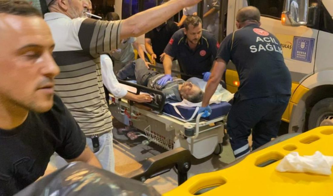 Bursa'da özel halk minibüsü sürücüsü kalp krizi geçiren vatandaşı hastaneye