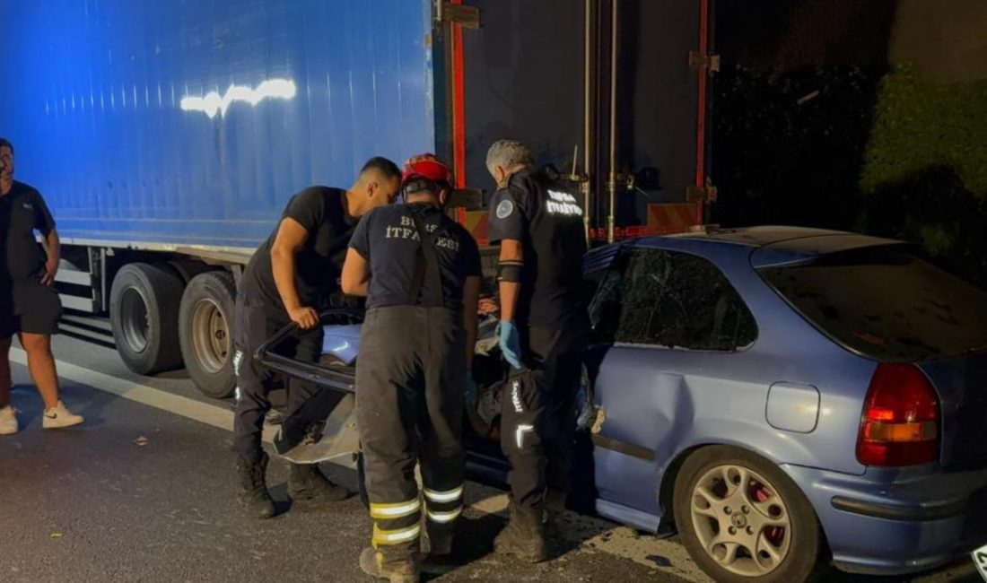 Bursa'da kamyona geriden çarpan arabada 1 kişi hayatını yitirdi, 1