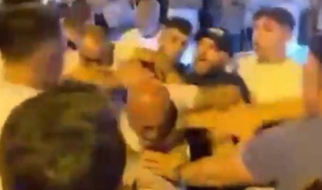 Mudanya'da araçlarının kaldırılmasını engellemek isteyen seyyar satıcılar, zabıta takımları ile