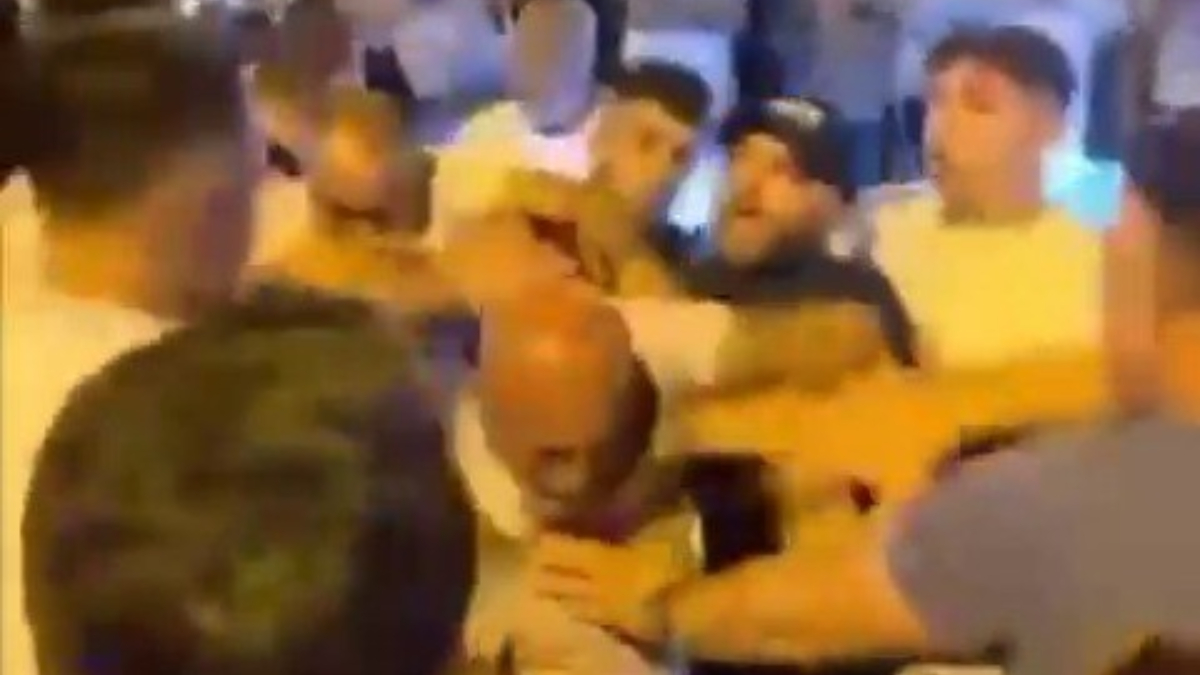 Mudanya'da araçlarının kaldırılmasını engellemek isteyen seyyar satıcılar, zabıta takımları ile