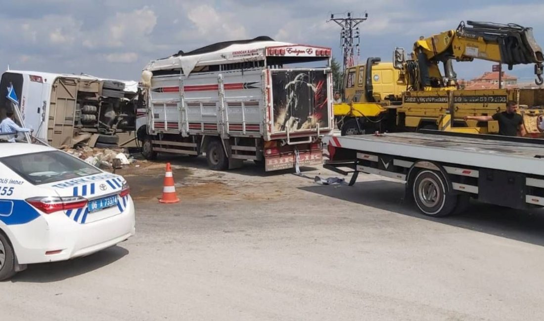 Ankara'da büyükbaş yüklü kamyonetin, kavşakta personel servis minibüsüyle çarpıştığı kazada