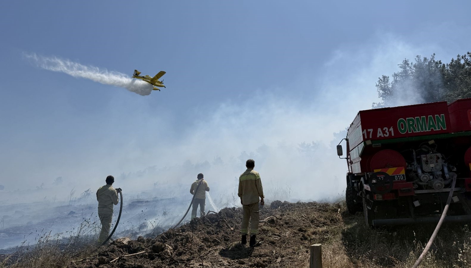 Çanakkale'nin Çan ilçesinde çıkan orman yangını takımların havadan ve karadan