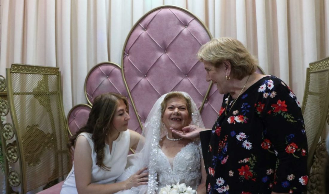 Adana'da huzurevinde yaşayan 83 yaşındaki Sümbül Topbaş, ağaçlık alanda meyyit