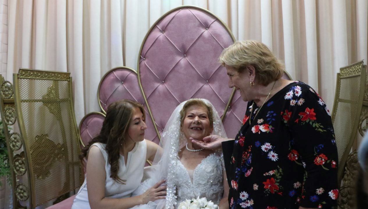 Adana'da huzurevinde yaşayan 83 yaşındaki Sümbül Topbaş, ağaçlık alanda meyyit